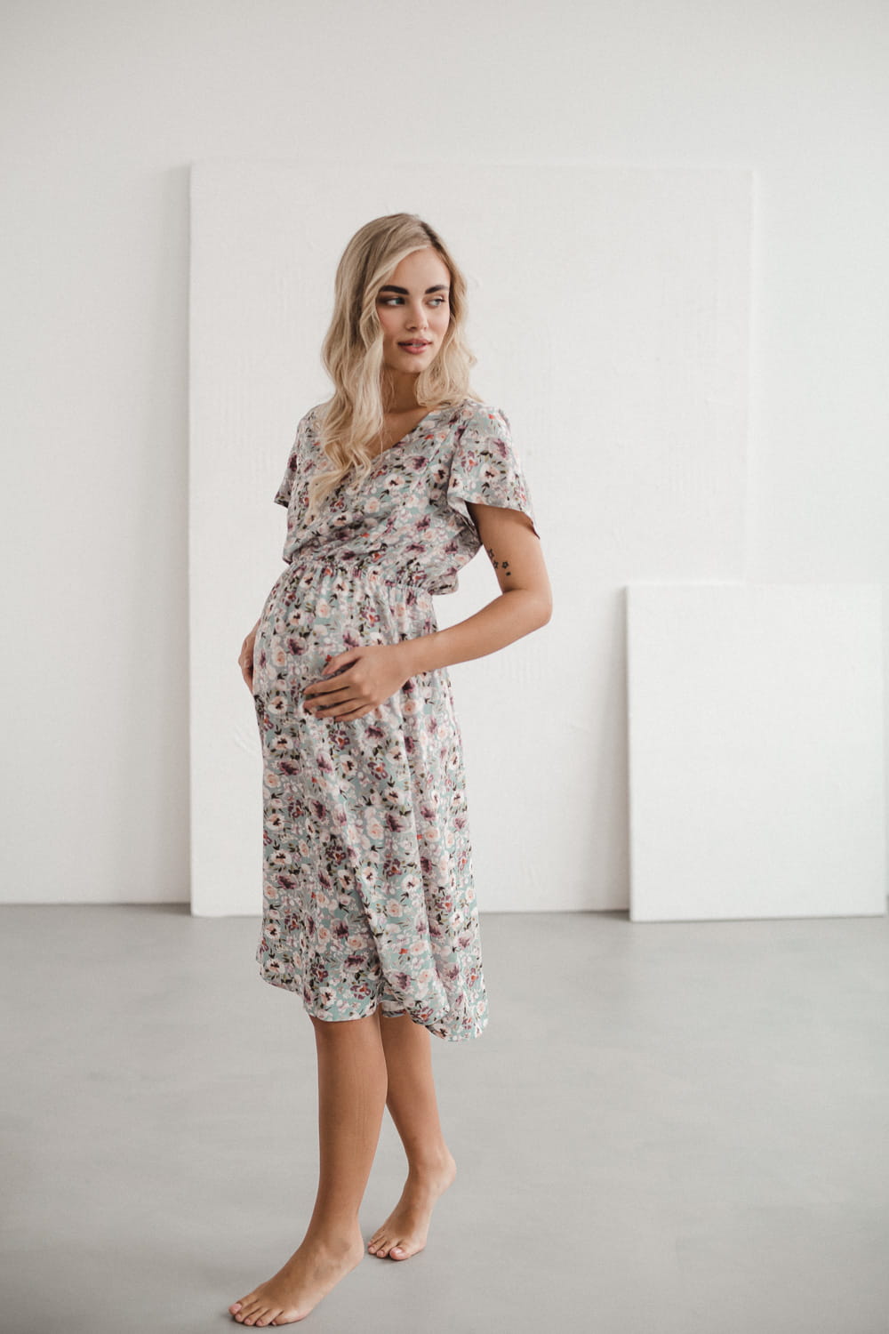 Kurzarm Schwangerschafts- und Stillkleid grau geblümt