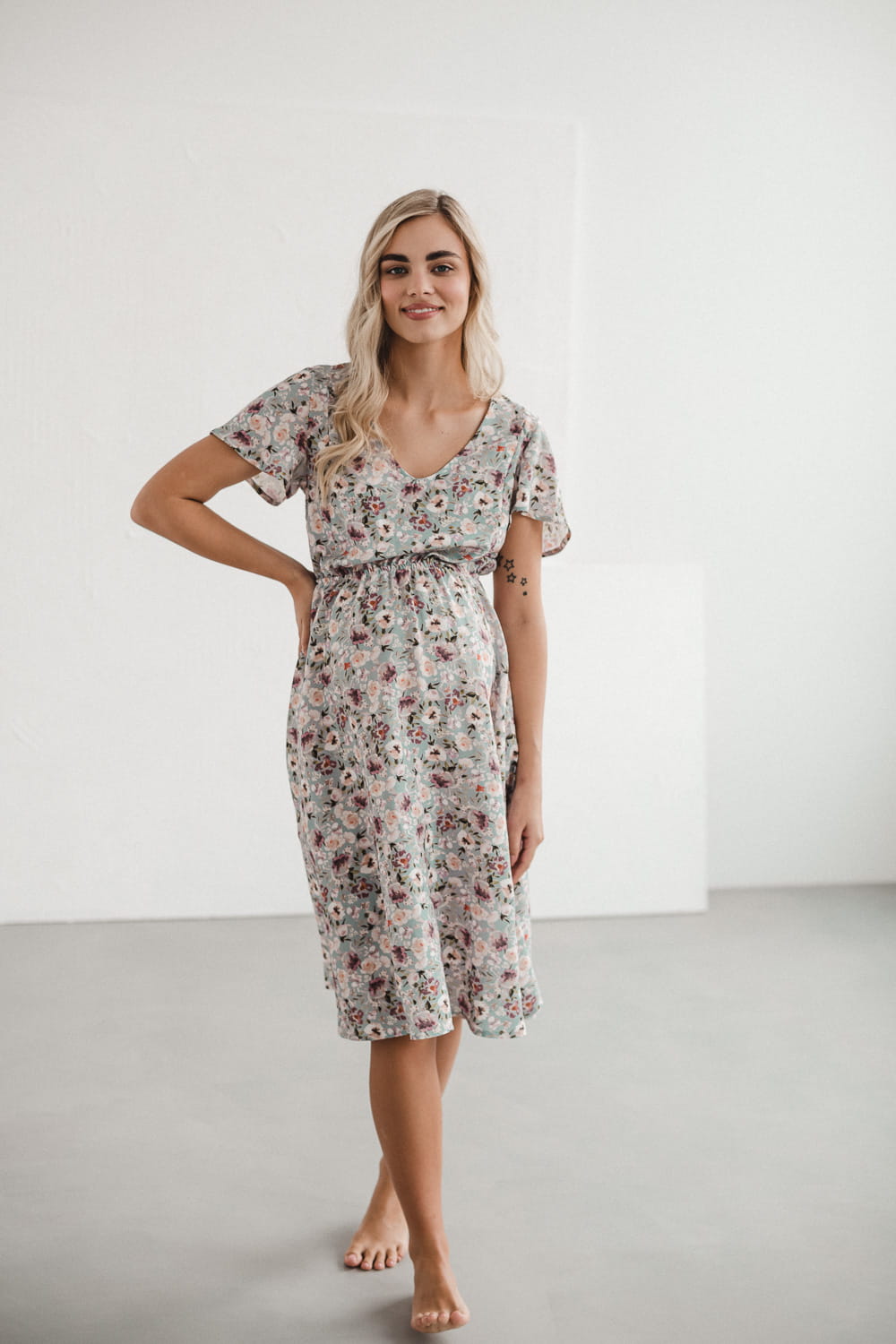 Kurzarm Schwangerschafts- und Stillkleid grau geblümt