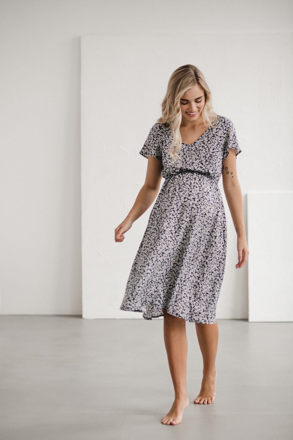 Kurzarm Schwangerschafts- und Stillkleid geblümt navy