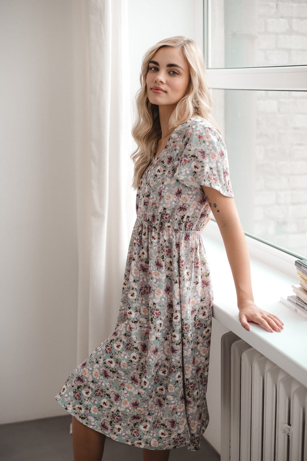 Kurzarm Schwangerschafts- und Stillkleid grau geblümt