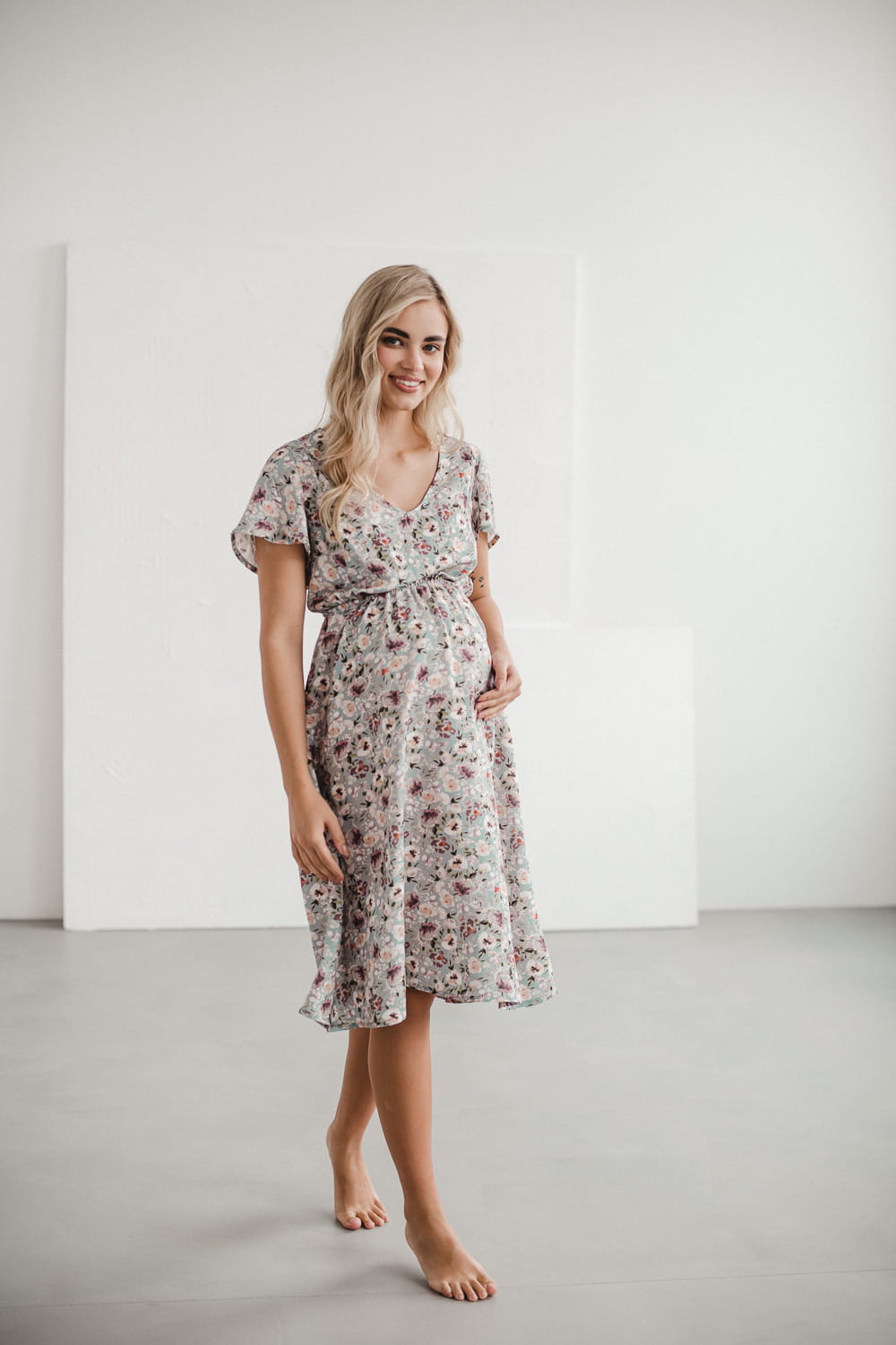 Kurzarm Schwangerschafts- und Stillkleid grau geblümt