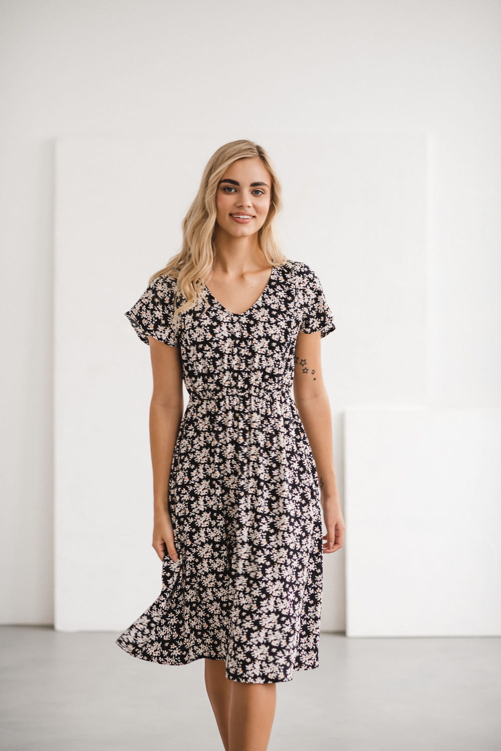 Kurzarm Schwangerschafts- und Stillkleid Daisy schwarz