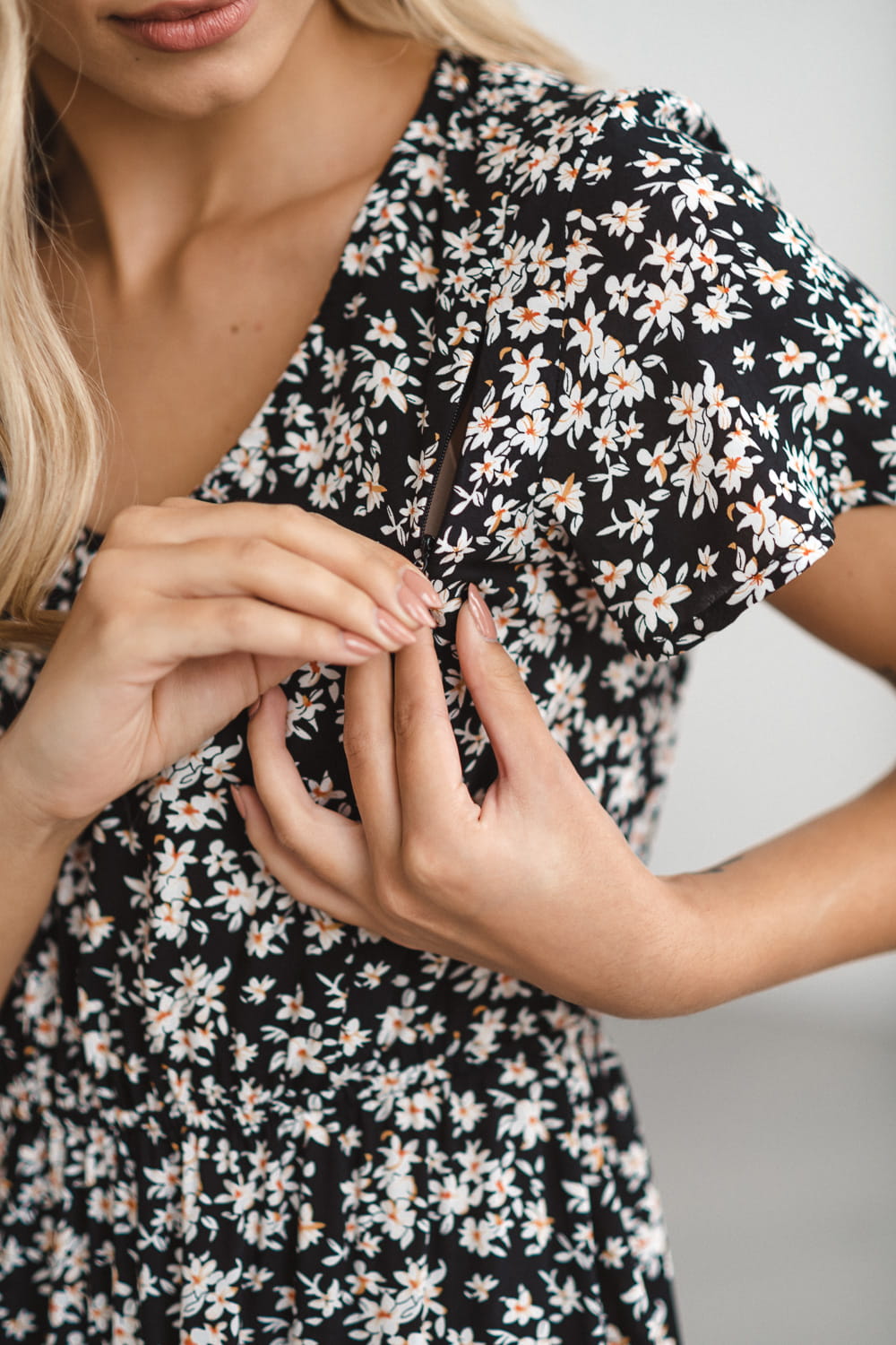Kurzarm Schwangerschafts- und Stillkleid Daisy schwarz