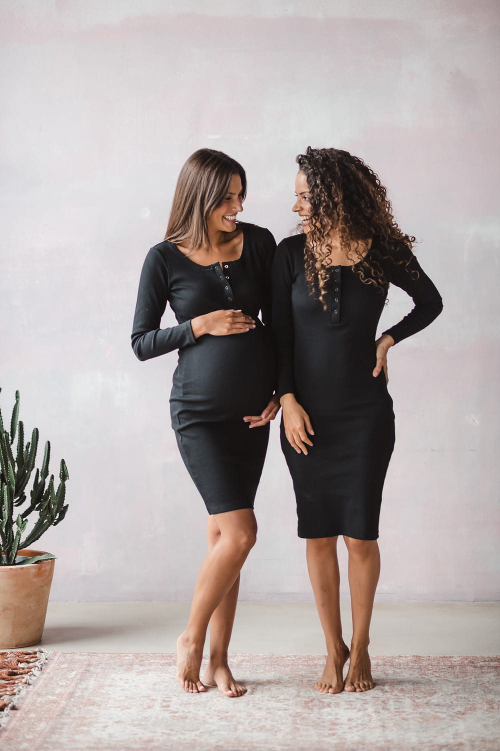 Shirtkleid für Schwangere und Stillende schwarz