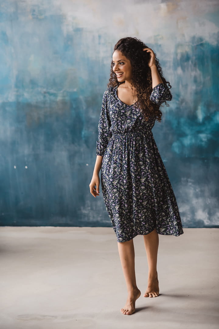 Herbstkleid für Schwangere und Stillende marineblau geblümt