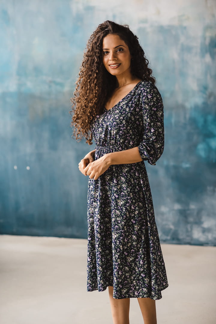 Herbstkleid für Schwangere und Stillende marineblau geblümt