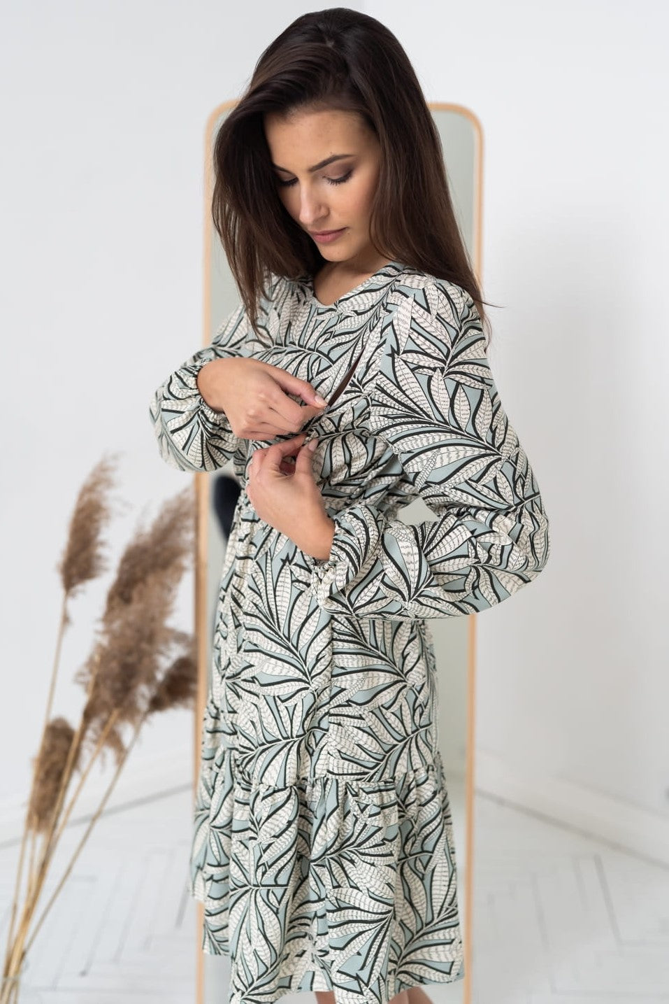 Graues Schwangerschafts- und Stillkleid