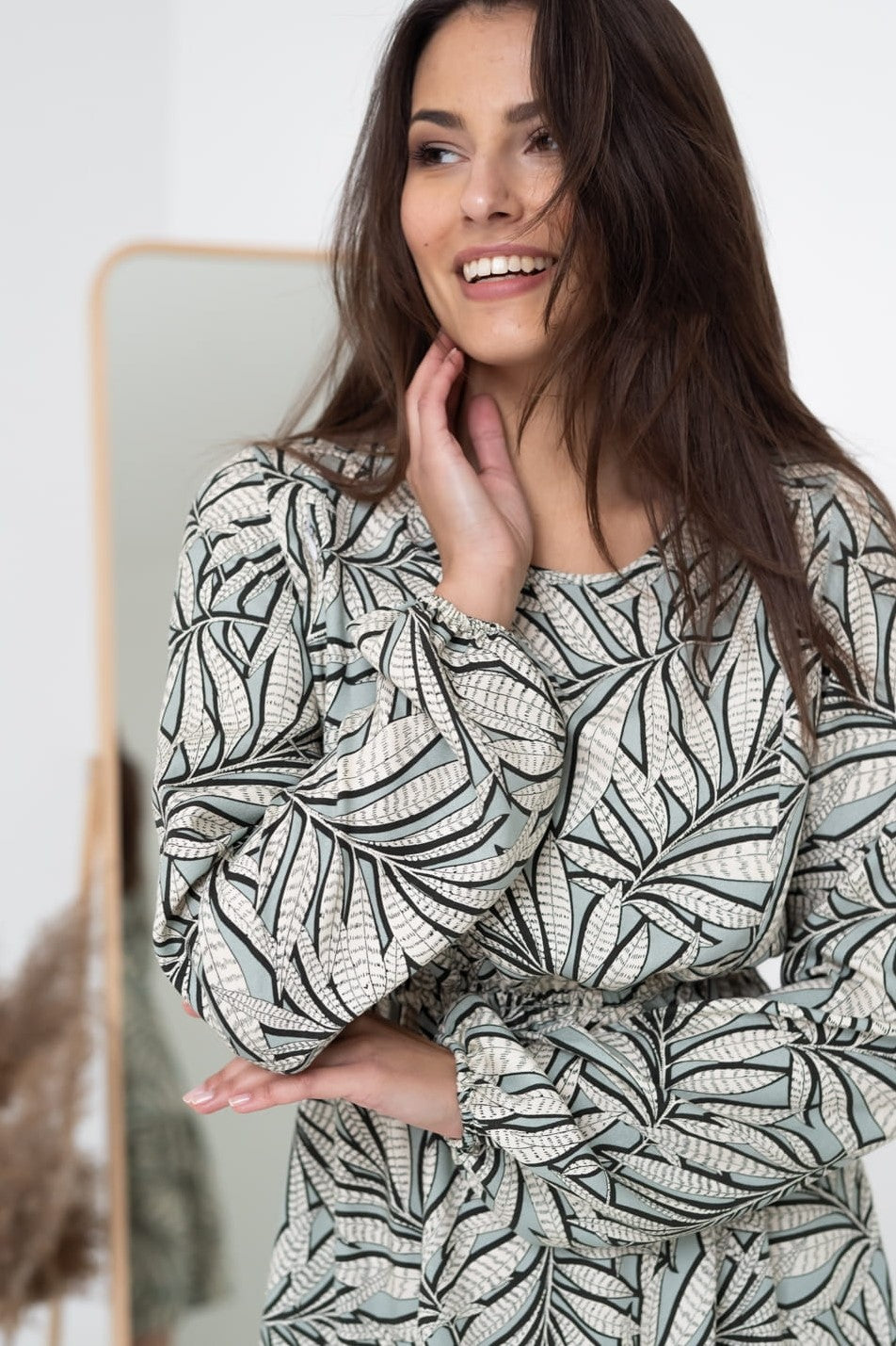 Graues Schwangerschafts- und Stillkleid