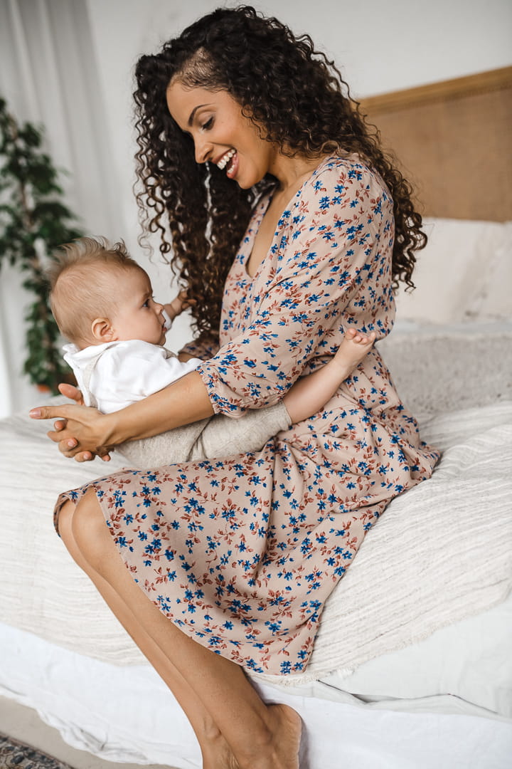 Herbstkleid für Schwangere und Stillende beige geblümt